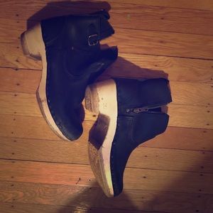 No. 6 women’s black boots